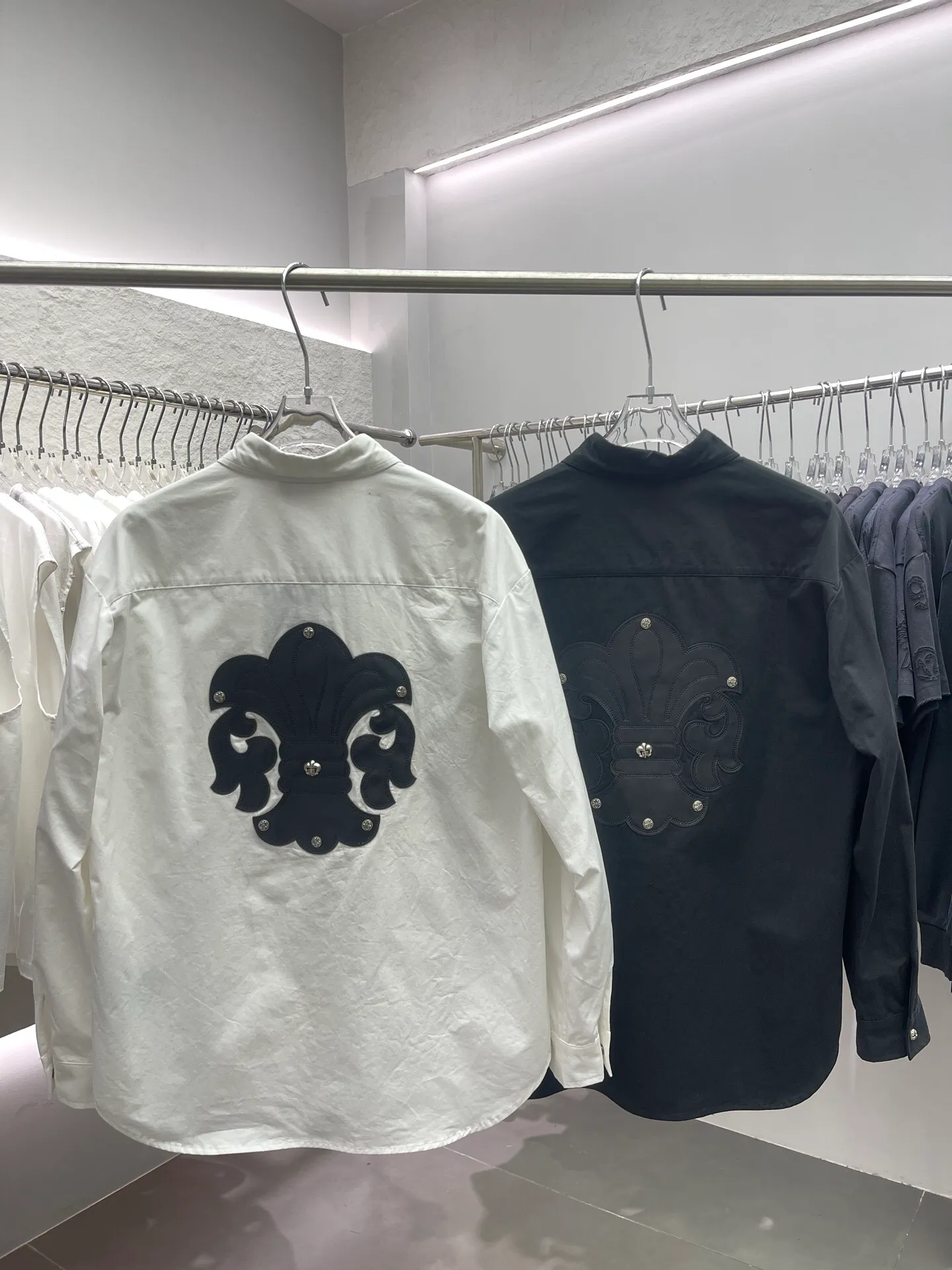 P500 💰Chrome Hearts leather cross leather embroidery shirt jacket! OS version can be worn by both men and women! The fabric is made of twill gauze cotton fabric! The texture is clear and smooth, not easy to wrinkle or fade! The embroidery process is complex and repetitive, and the requirements for the embroidery machine are very strict. The distance is always 45 centimeters! It won’t work if the spacing is too big, and it won’t work if it’s too small! The hardware is all carved and cast. This piece of clothing consumes a lot of material. More than 3 meters of material is used for one piece of clothing! After the garment is made, it needs to be fixed at high temperature, washed at a water temperature of more than 70 degrees, and softened by adding softener to make the upper body softer and smoother!   Color: black white Size: m-3xl Style number: 5878